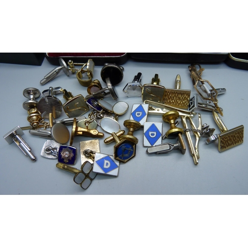 896 - A collection of cufflinks