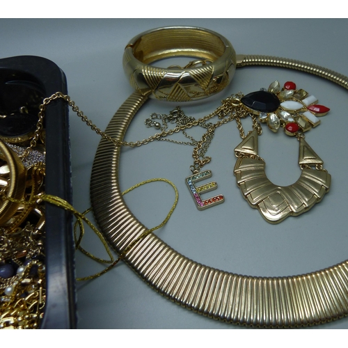 903 - Gold tone jewellery