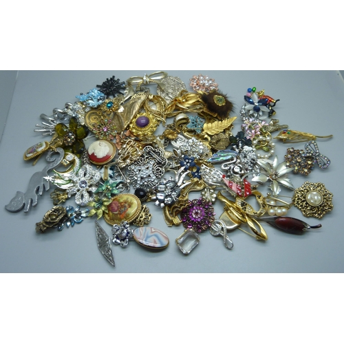 904 - One hundred costume brooches