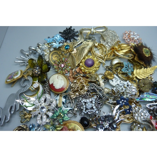 904 - One hundred costume brooches