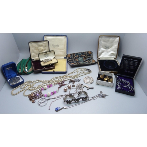 905 - Jewellery; pendants and chains, brooches, St. Justin pewter, military badges, etc.