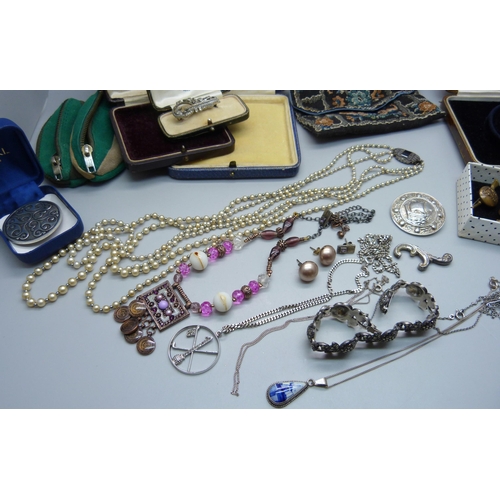 905 - Jewellery; pendants and chains, brooches, St. Justin pewter, military badges, etc.