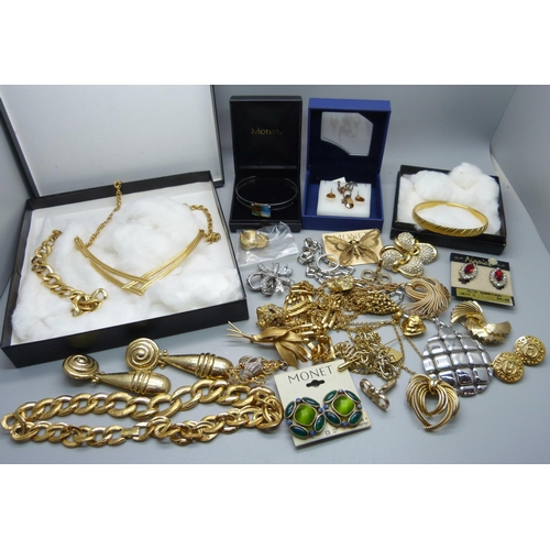 906 - Assorted costume jewellery including Monet