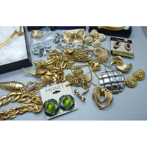 906 - Assorted costume jewellery including Monet