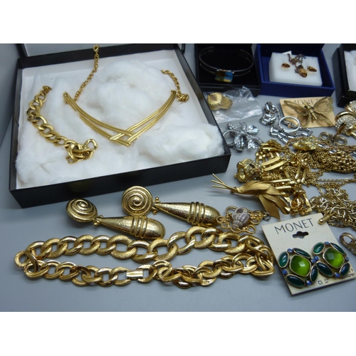 906 - Assorted costume jewellery including Monet