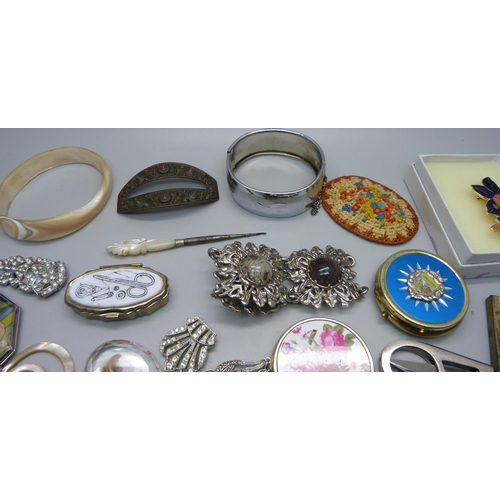 912 - Costume jewellery, compacts, etc.