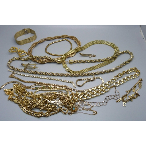 918 - Gold tone jewellery