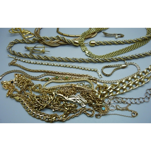 918 - Gold tone jewellery