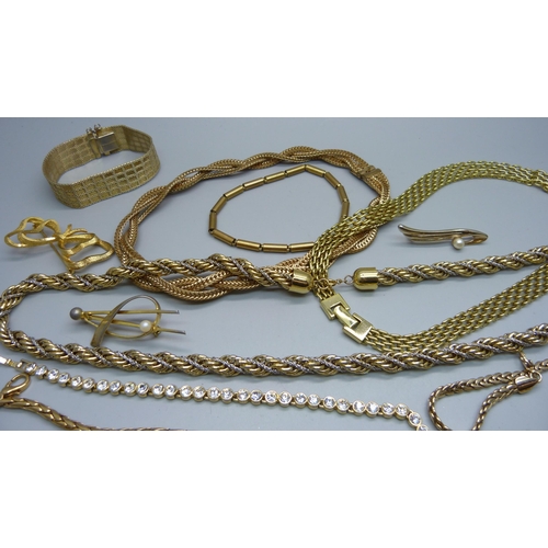 918 - Gold tone jewellery