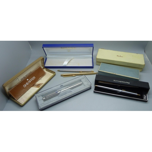 920 - Assorted pens including Parker