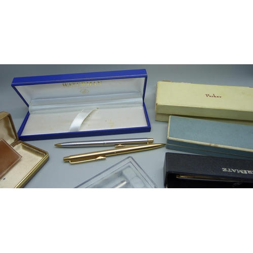 920 - Assorted pens including Parker