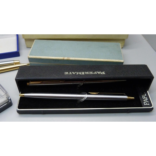 920 - Assorted pens including Parker