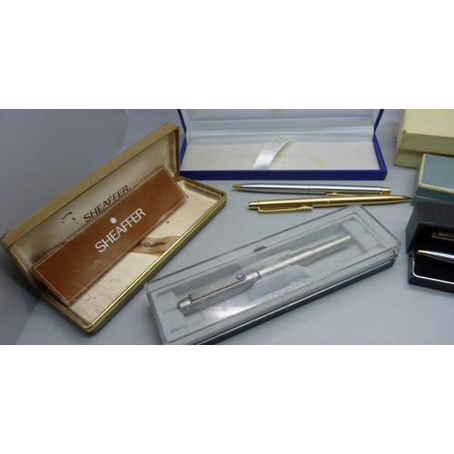 920 - Assorted pens including Parker