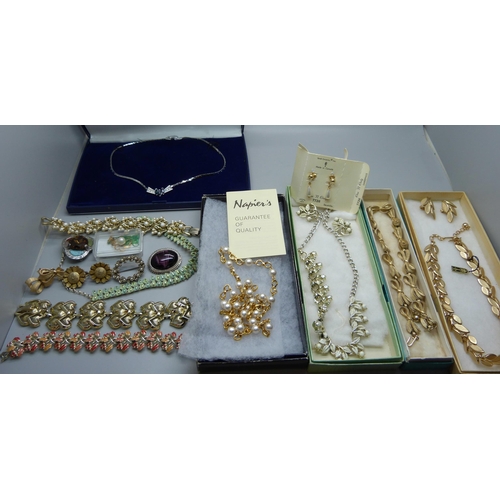 922 - Costume jewellery