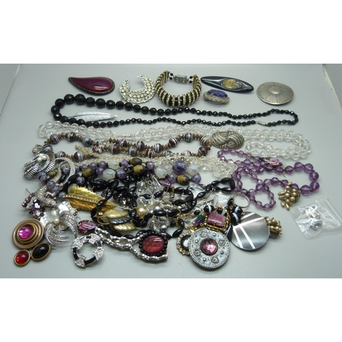 924 - Amethyst, black bead and other Bohemian jewellery