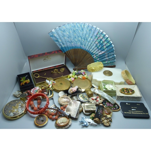 927 - A collection of costume jewellery, compacts, etc.