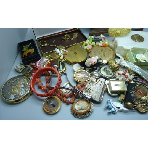 927 - A collection of costume jewellery, compacts, etc.