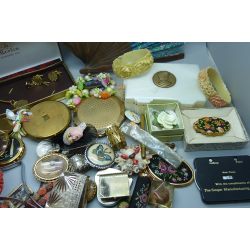 927 - A collection of costume jewellery, compacts, etc.