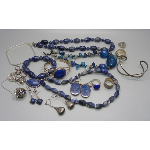 928 - A collection of silver and stone set jewellery