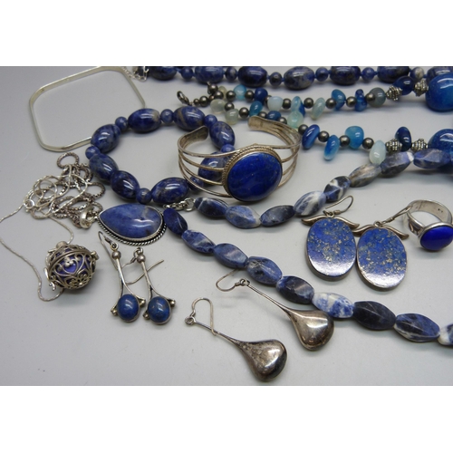 928 - A collection of silver and stone set jewellery