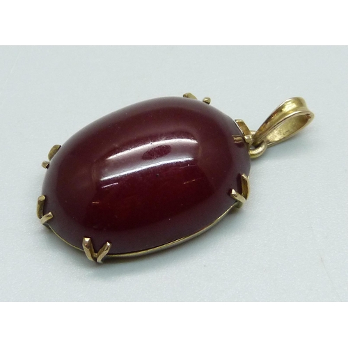 937 - A 9ct gold mounted sherry amber cabochon pendant, 20mm x 25mm