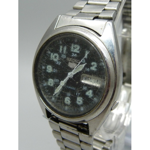 941 - A Seiko 5 military style wristwatch with day/date and luminous hands, 35mm