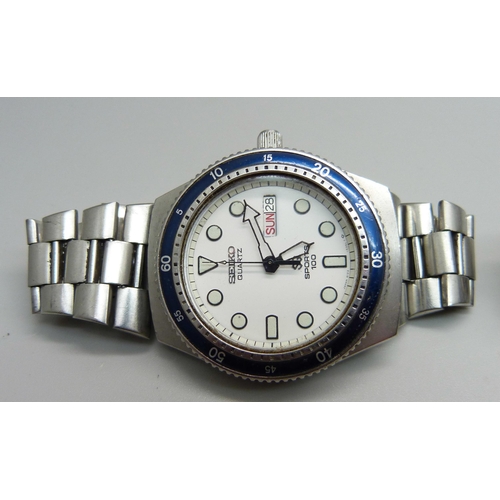 949 - Three Seiko wristwatches; automatic 17 jewels, quartz Sports 100 and one other quartz