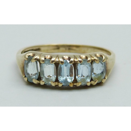 955 - A 9ct gold, five stone aquamarine ring, 2.8g, R