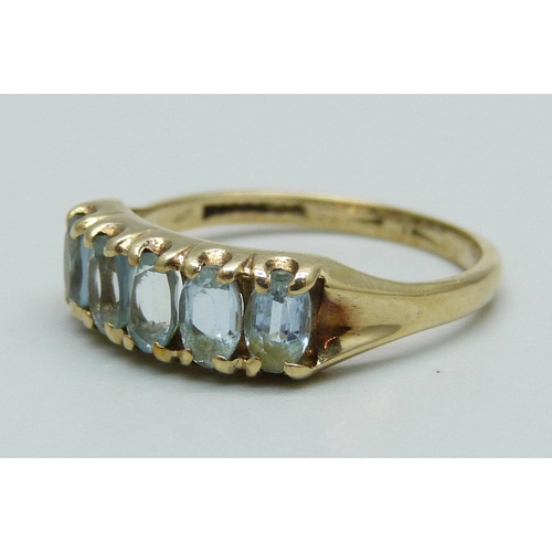 955 - A 9ct gold, five stone aquamarine ring, 2.8g, R