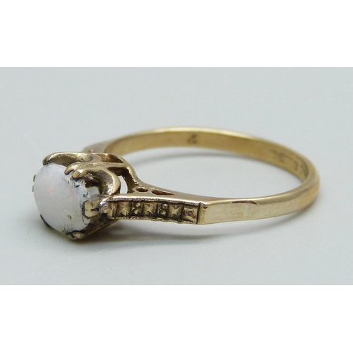 959 - A 9ct gold and opal solitaire ring, 1.7g, M/N