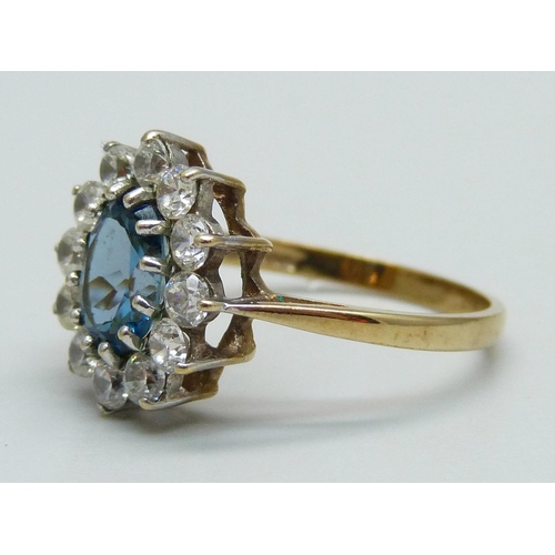 984 - A 9ct gold cluster ring, 2.7g, O