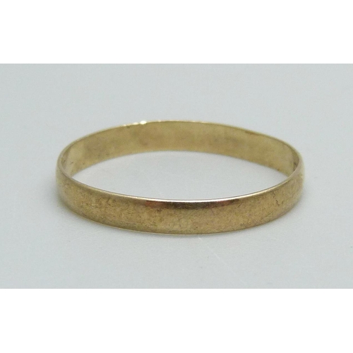 998 - A 9ct gold ring, 0.9g, S