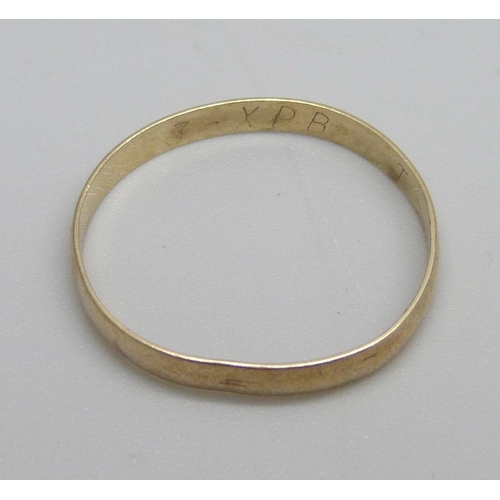 998 - A 9ct gold ring, 0.9g, S