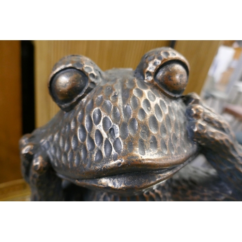 1393 - A metal effect resin frog garden ornament