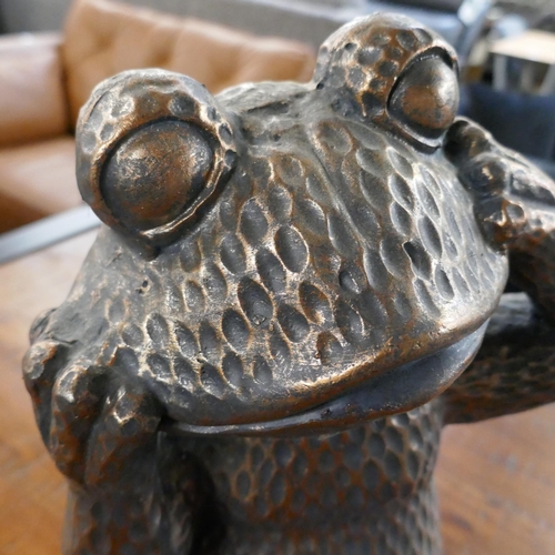 1475 - A metal effect resin frog garden ornament