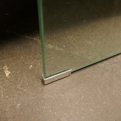 1507 - A glass console table