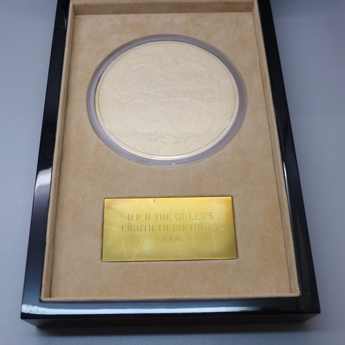 994 - A Royal Mint 2006 Her Majesty Queen Elizabeth II Eightieth Birthday Gold Kilo coin, Number 22, boxed... 
