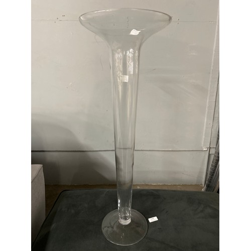 1468 - A glass lily vase