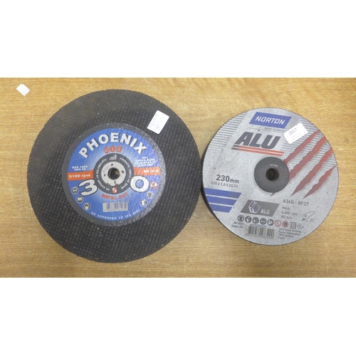 2017 - A quantity of grinder and cutting disks including 230mm Norton disks and 300mm Phoenix disks