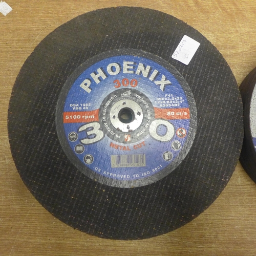 2017 - A quantity of grinder and cutting disks including 230mm Norton disks and 300mm Phoenix disks