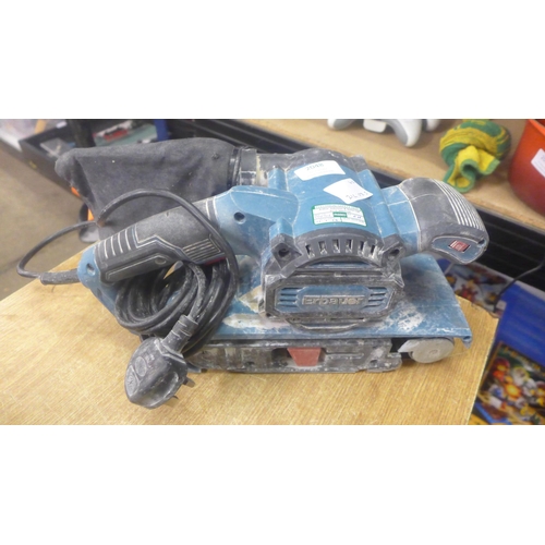 2048 - A Nu-Power MNHC-140 240v circular saw, a Powerbase 714524 240v jigsaw and an Erbauer EBS950 240v, 95... 