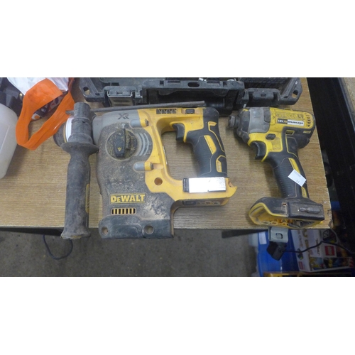 A quantity of power tools including a Dewalt drill (DC725) - 18v with ...