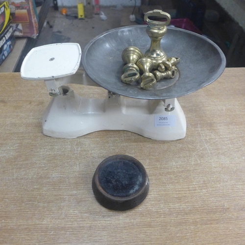 2085 - A set of vintage kitchen scales with a set of brass weights