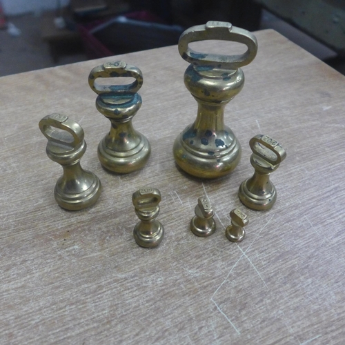 2085 - A set of vintage kitchen scales with a set of brass weights