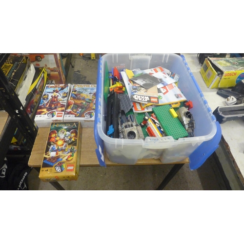 2093 - A tub of vintage Lego and assorted Lego toys