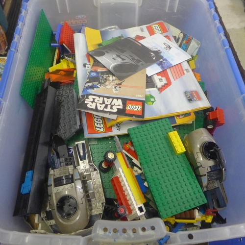 2093 - A tub of vintage Lego and assorted Lego toys