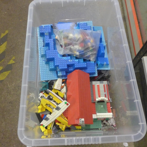 2096 - A large crate of Lego