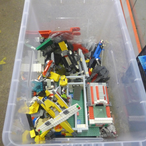 2096 - A large crate of Lego