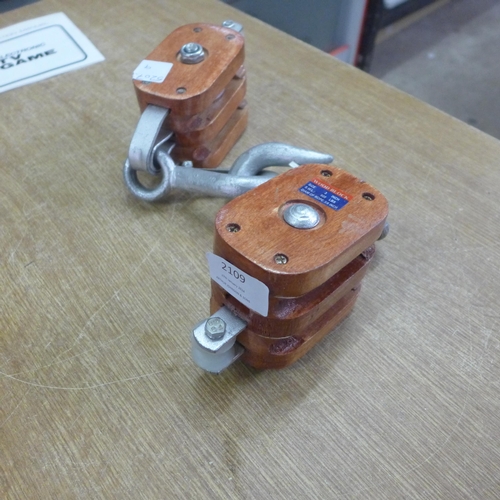 2109 - A pair of double yacht pulleys with galvanised safety hooks