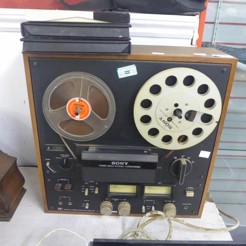 2122 - A Sony (TC-399) 3 head stereo tape recorder with 3 reels including dark side of the moon and technic... 